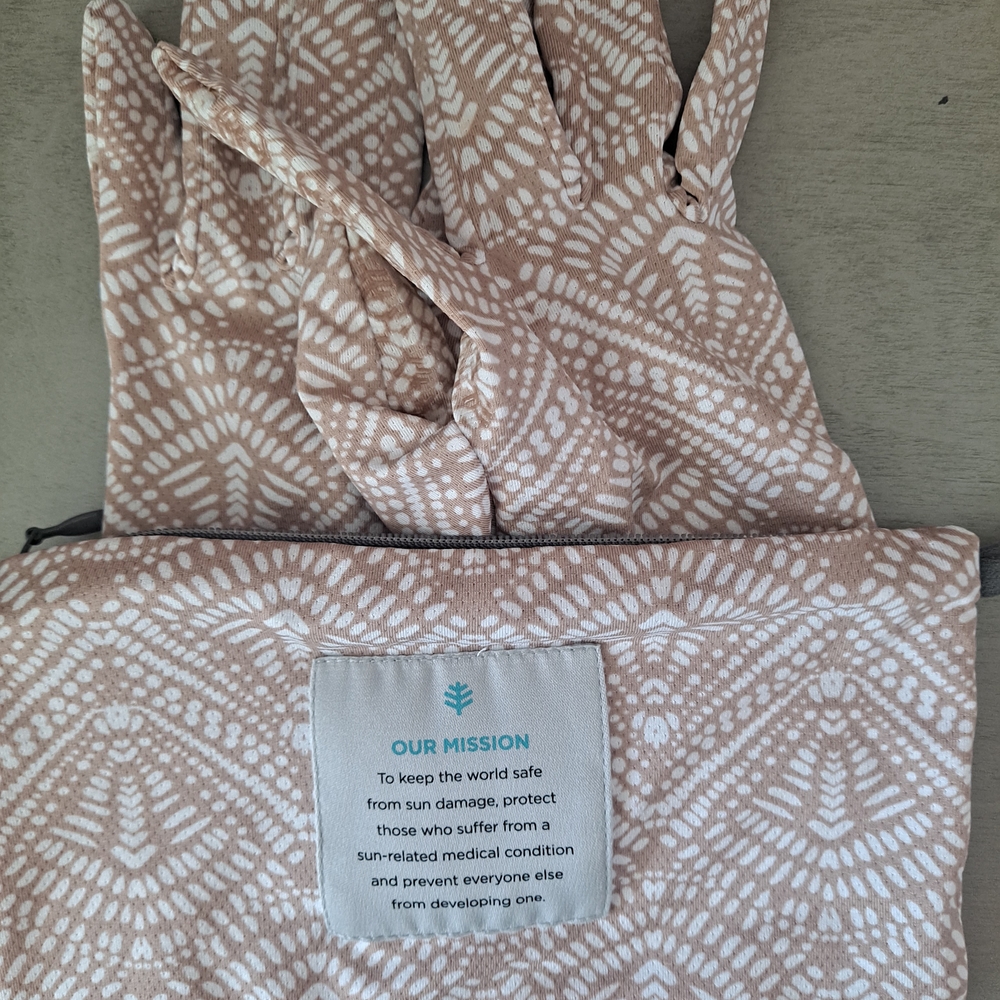 Coolibar Tan and White Patterned Gloves And Bag